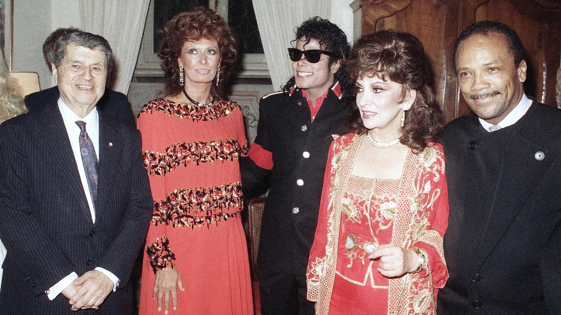 En av de sällsynta gånger de två italienska divorna Sophia Loren och Gina Lollobrigida poserade tillsammans på bild var när Michael Jackson deltog i ett party på amerikanska ambassaden i Rom 1988. Arkivbild.