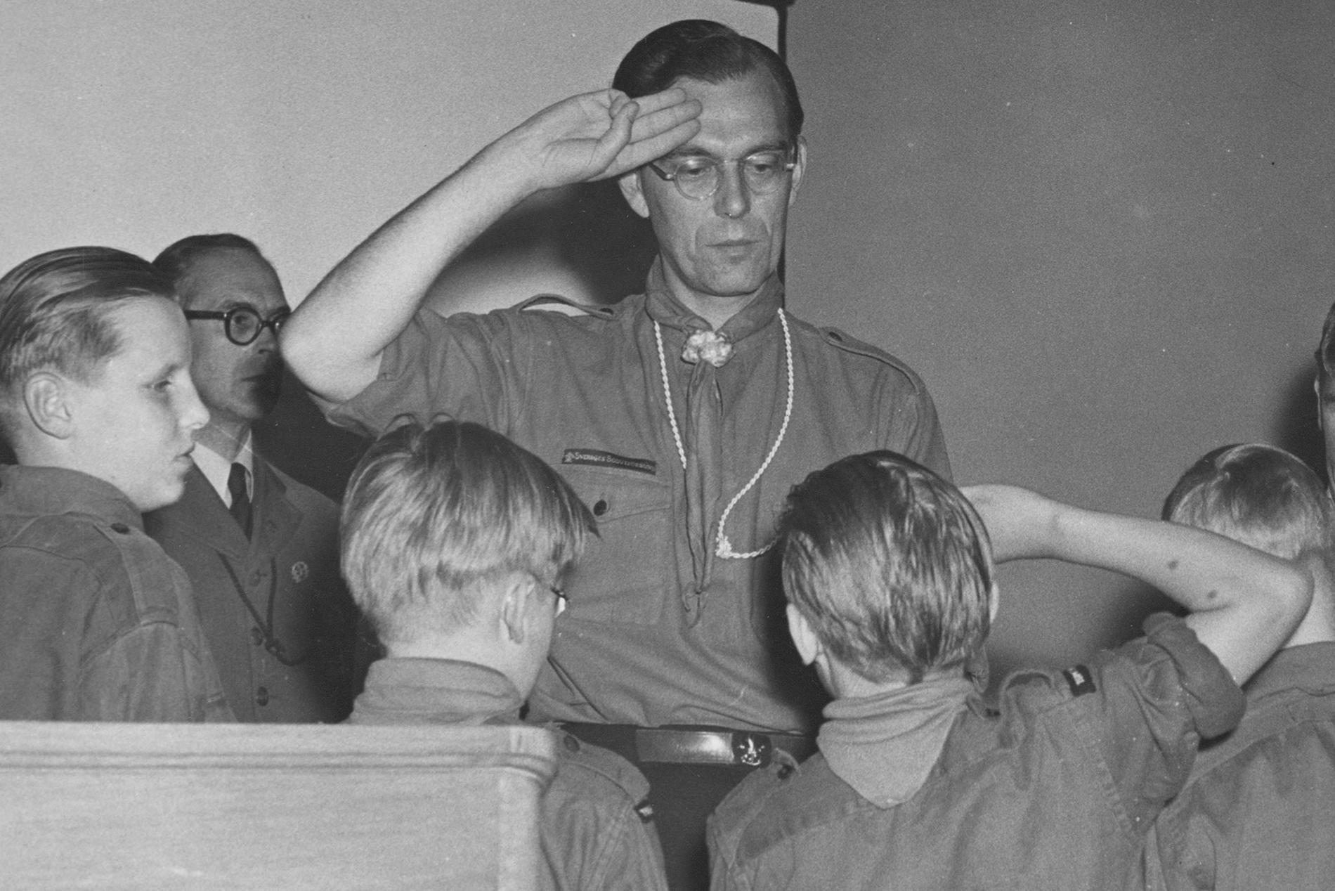 Lennart Bernadotte, då ordförande för Sveriges scoutförbund, vid invigningen av Tomteboda blindinstituts scoutkår 1949.