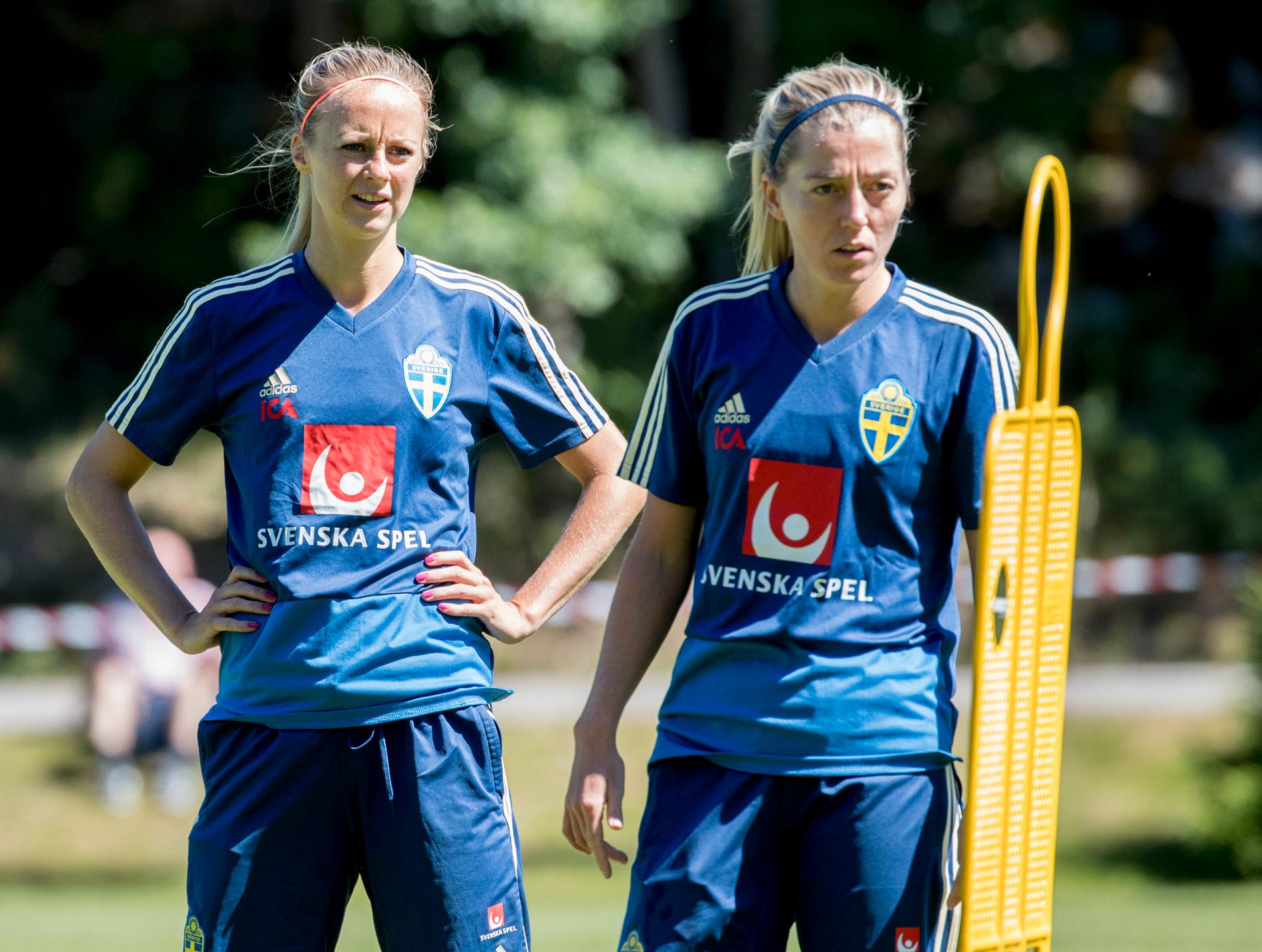 Amanda Ilestedt, till vänster, missar Sveriges två avslutande VM-kvalmatcher i fotboll. Arkivbild.