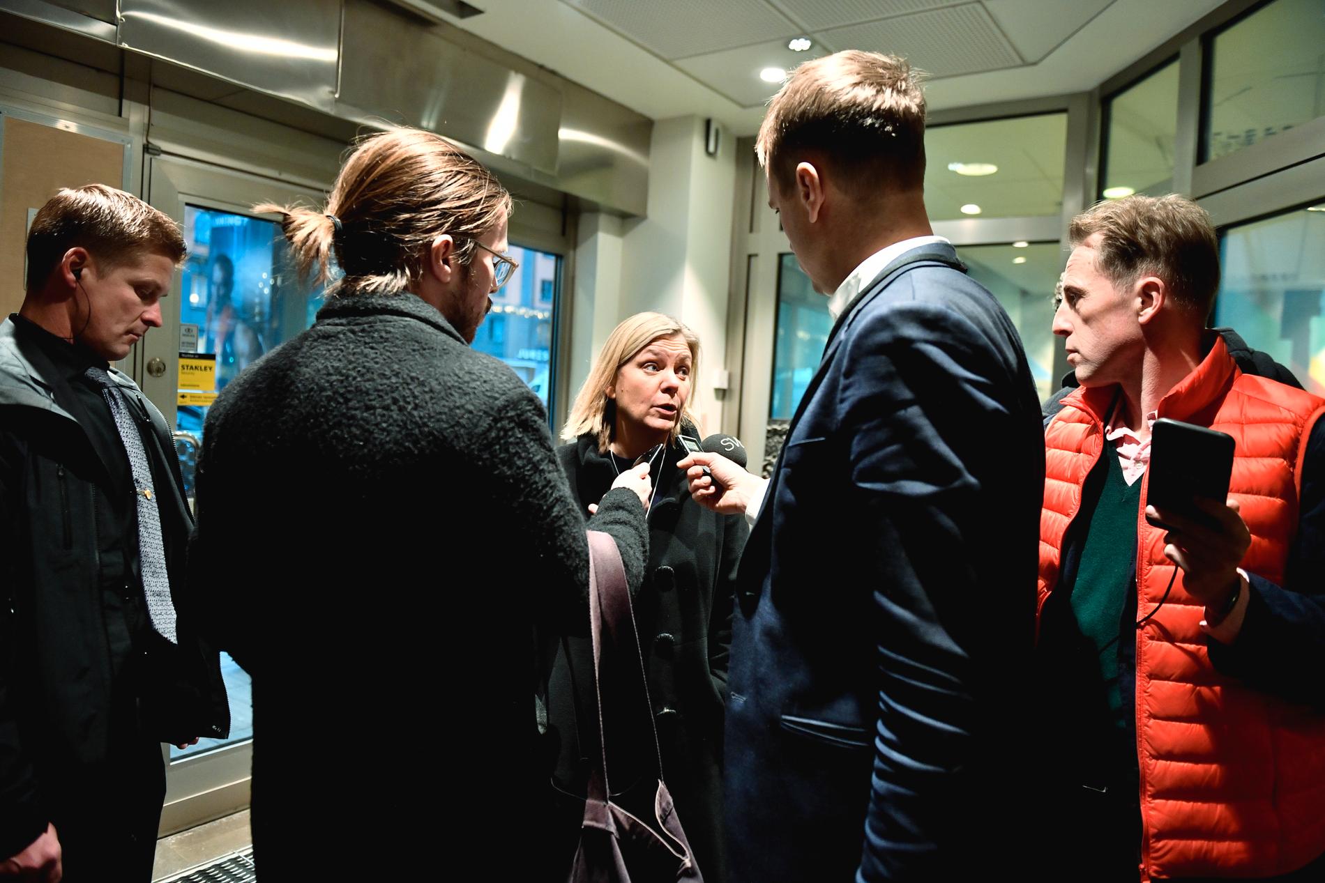 Finansminister Magdalena Andersson (S) kommenterar de senaste opinionsmätningarna på väg in till Socialdemokraterns partistyrelse i högkvarteret på Sveavägen i Stockholm.