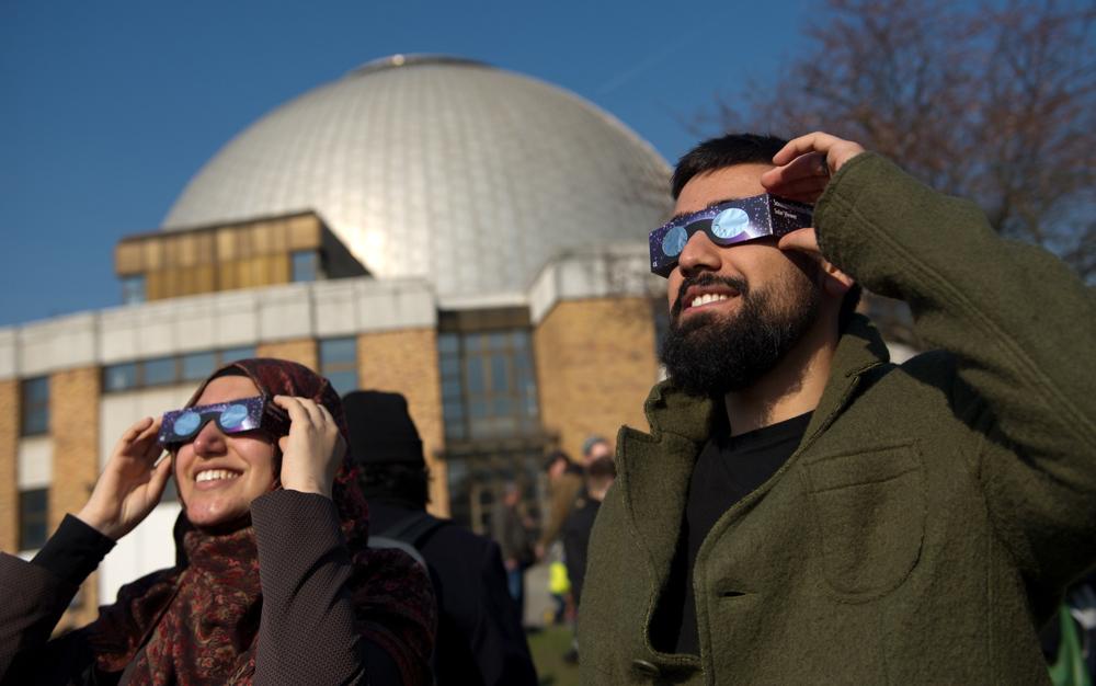 Människor i Neuzelle i Tyskland tar en titt på solförmörkelsen.