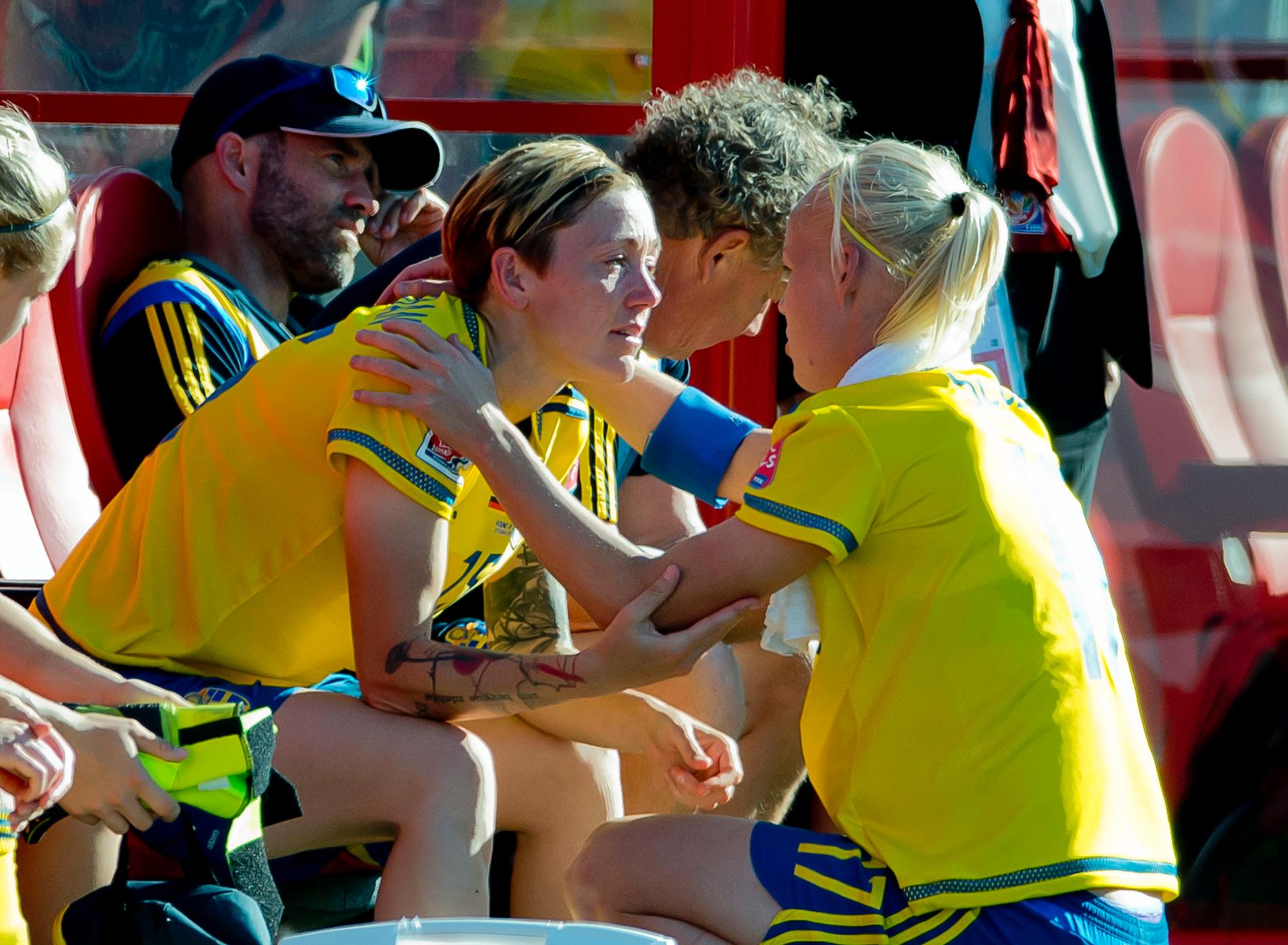 Slutet Therese Sjögran och Caroline Seger tröstar varandra efter uttåget mot Tyskland. Åttondelsfinalen blev Sjögrans sista match i landslagströjan efter 214 landskamper. Även Caroline Seger tvekar över sin framtid i Blågult.