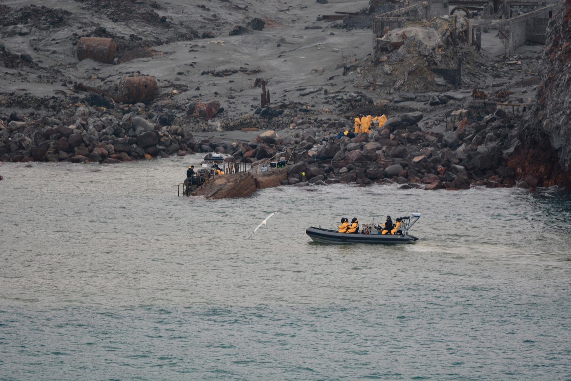 Räddningspersonal bärgar omkomna från White island i december. Arkivbild.