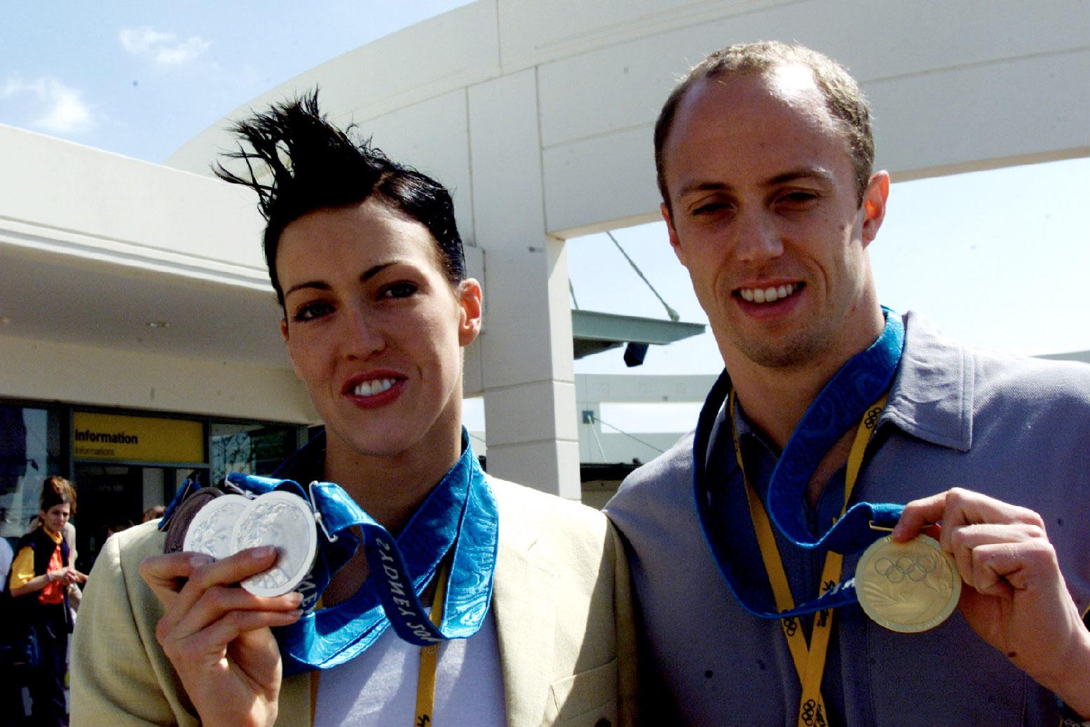 Therese Alshammar och Lars Frölander med sina medaljer efter OS i Sidney.