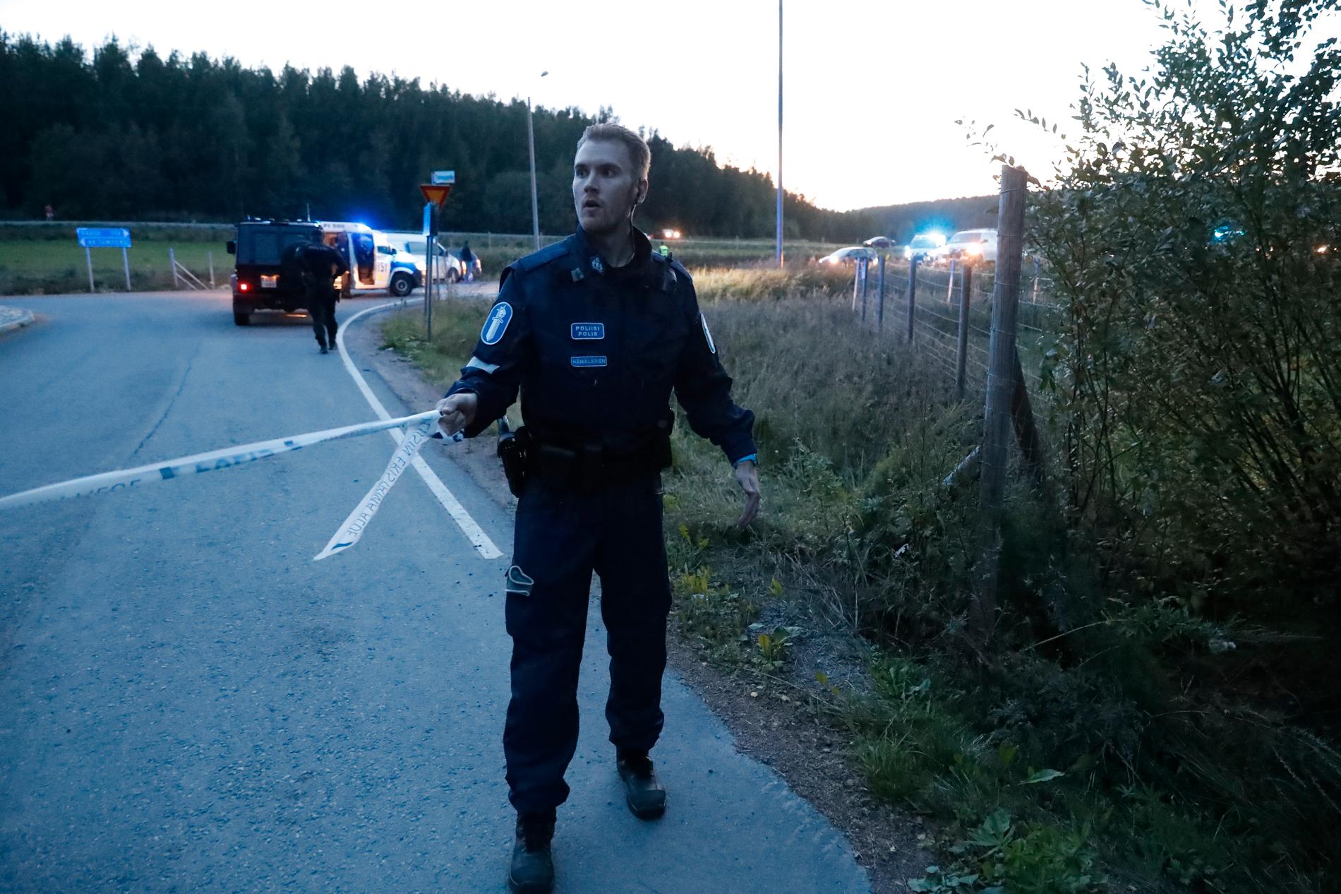 Polis arbetar under söndagskvällens polisinsats i Tammerfors.
