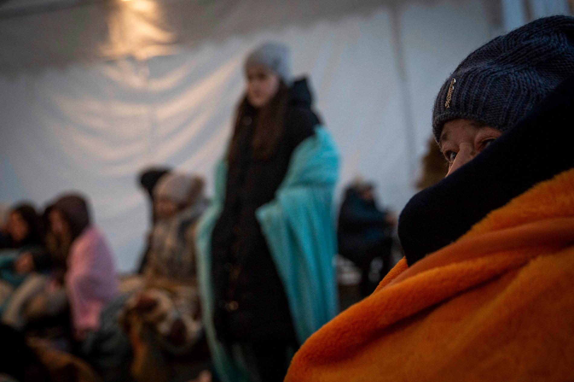 Kvinnor på flykt från Ukraina. Här anländer de vid polska gränsen. Personerna på bilden har inget med de specifika händelserna i texten att göra.