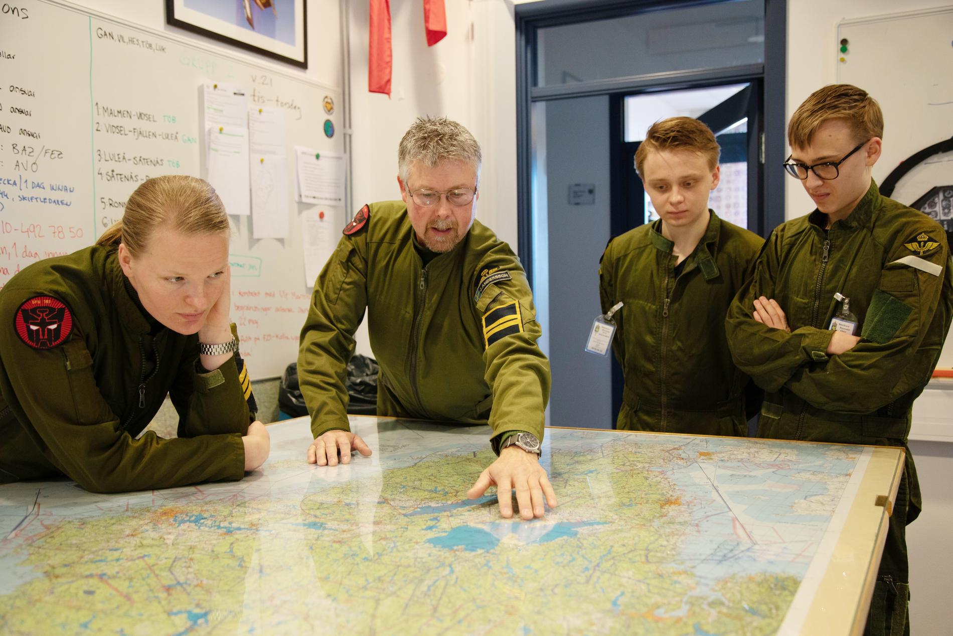 Tillsammans med piloten Jens Andersson ritades rutten ut på Sverigekartan. 