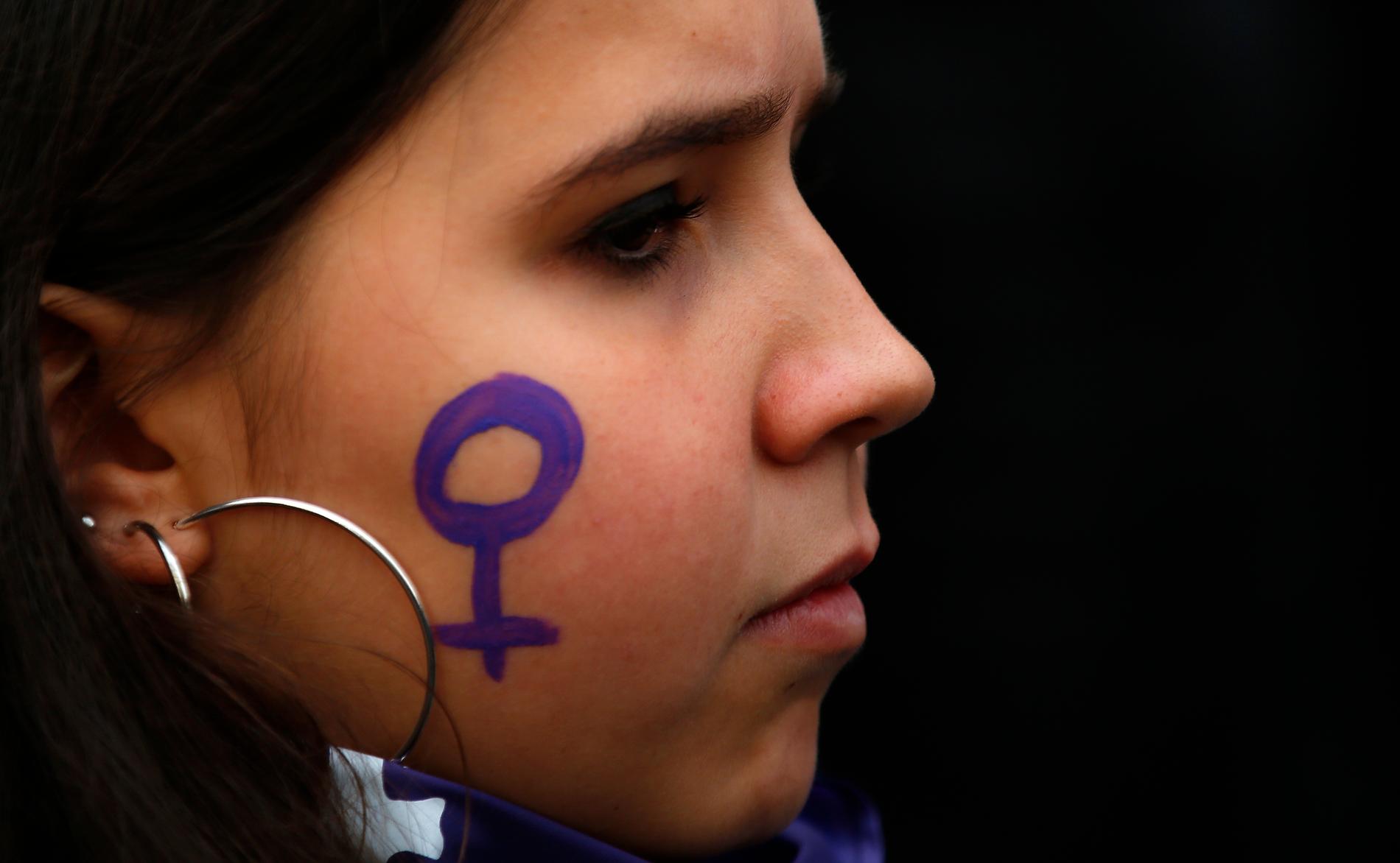 En kvinna som deltog i en protest mot sexism och våld mot kvinnor i Madrid i Spanien i slutet av november förra året.