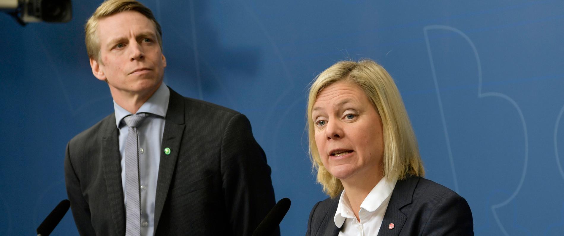 Finansminister Magdalena Andersson och finansmarknadsminister Per Bolund sitter på verktygen för ett rättvisare skatteuttag.