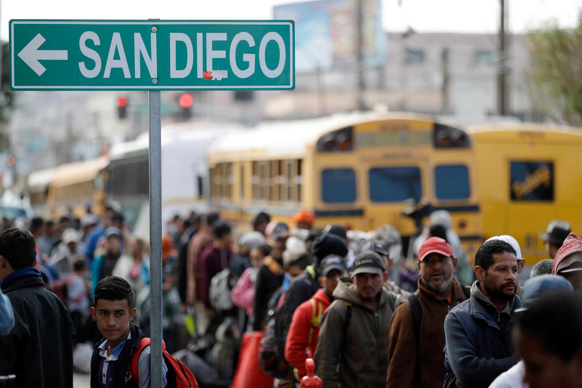 Migranter väntar vid en anläggning i Tijuana.