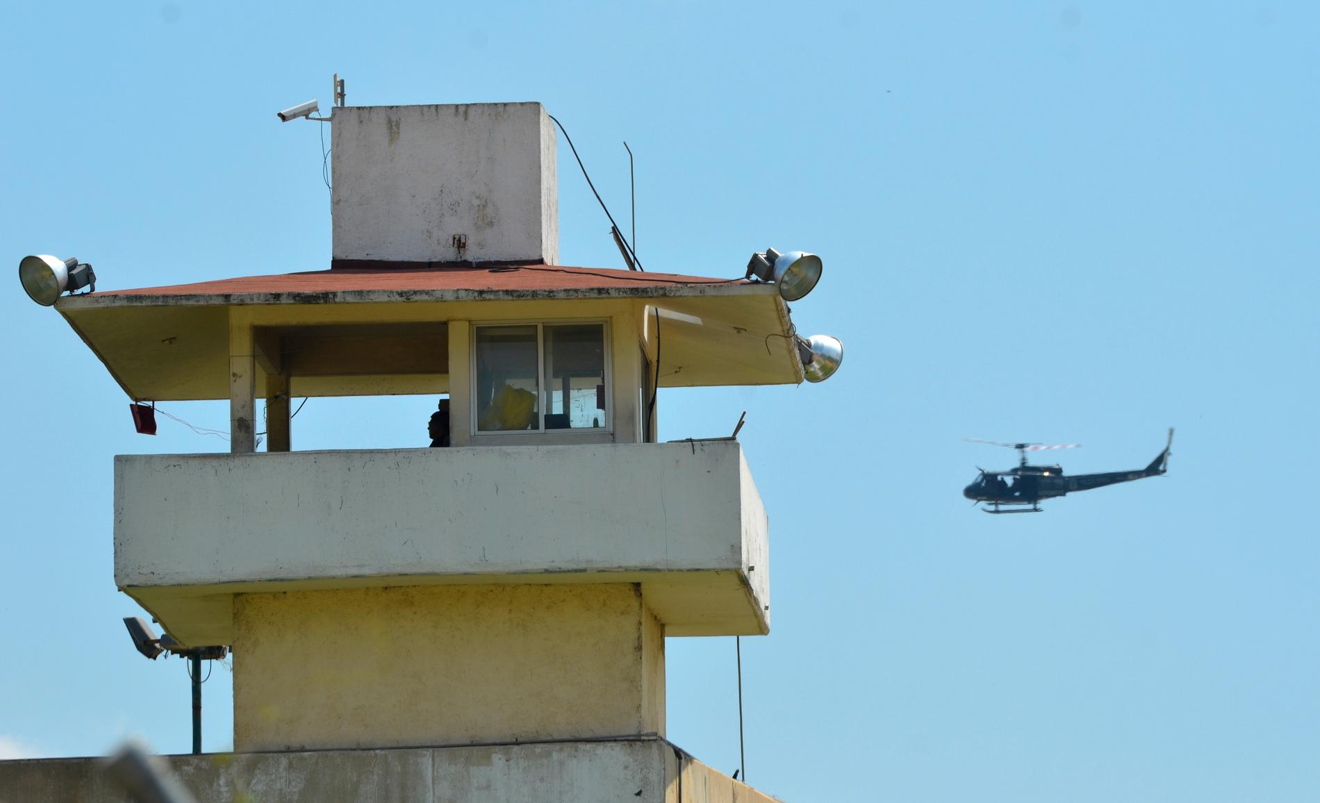 En polishelikopter under ett tidigare upplopp vid ett annat fängelse i Mexiko. Arkivbild.