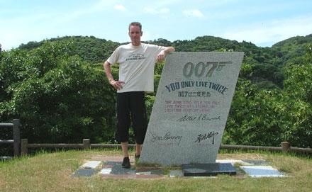 Martijn Mulder vidt hyllningsstenen till 007 vid Akime i Japan, platsen där James Bond ska ha landstigit för att ta sig till skurken Blofelds gömställe i en vulkankrater i filmen ”Man lever bara två gånger”.