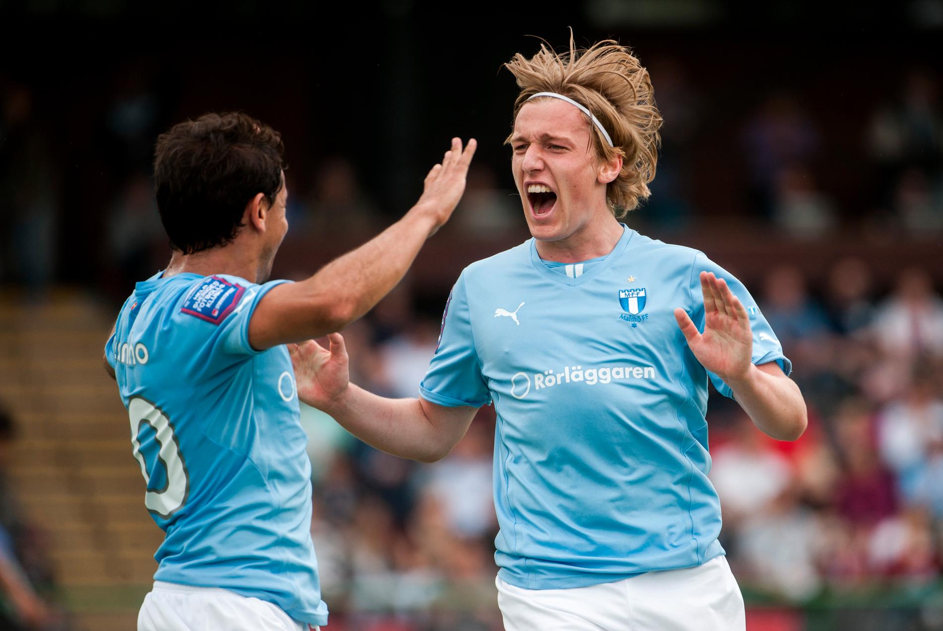 ISLOSSNING. Emil Forsberg, till höger, gjorde sina första två mål i den himmelsblå Malmötröjan.