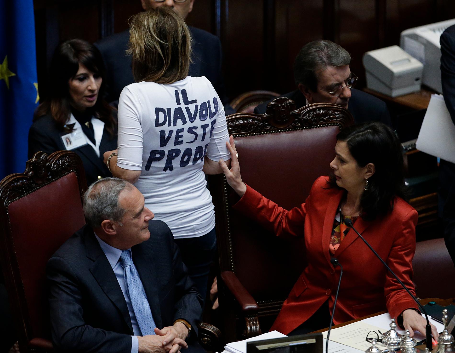 "Djävulen bär Prodi", stod det på ryggen när Alessandra Mussolini protesterade mot försöken att göra Romano Prodi till president i Italien 2013. Mussolini gör just nu sin tredje sejour som ledamot i EU-parlamentet. Arkivfoto.