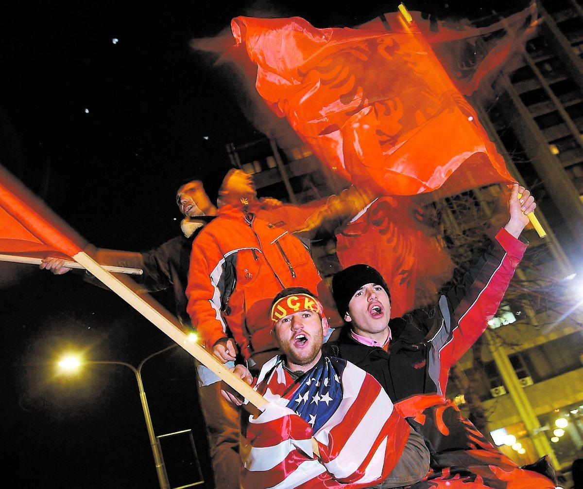 FIRADE PÅ GATORNA I Kosovos huvudstad Pristina började firandet redan i går. Folk samlades på gator och torg och viftade med flaggor, mest vajade albanska och USA:s stjärnbaneret.