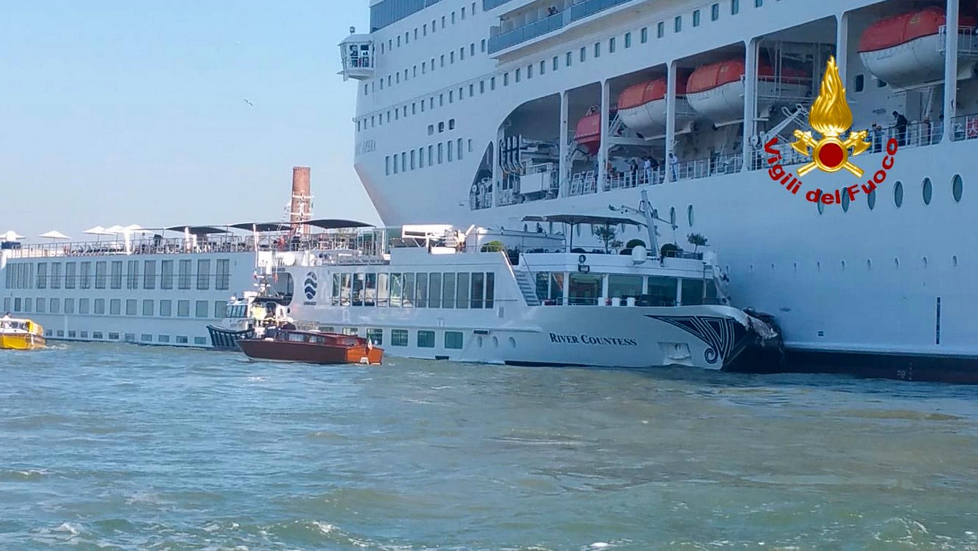 Kryssningsfartyget MSC Opera och sightseeingbåten River Countess efter olyckan i Venedig i Italien.