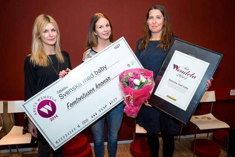 Aftonbladets Lina Lindkvist och Helena Utter överlämnar årets pris till Anna ­Libietis.