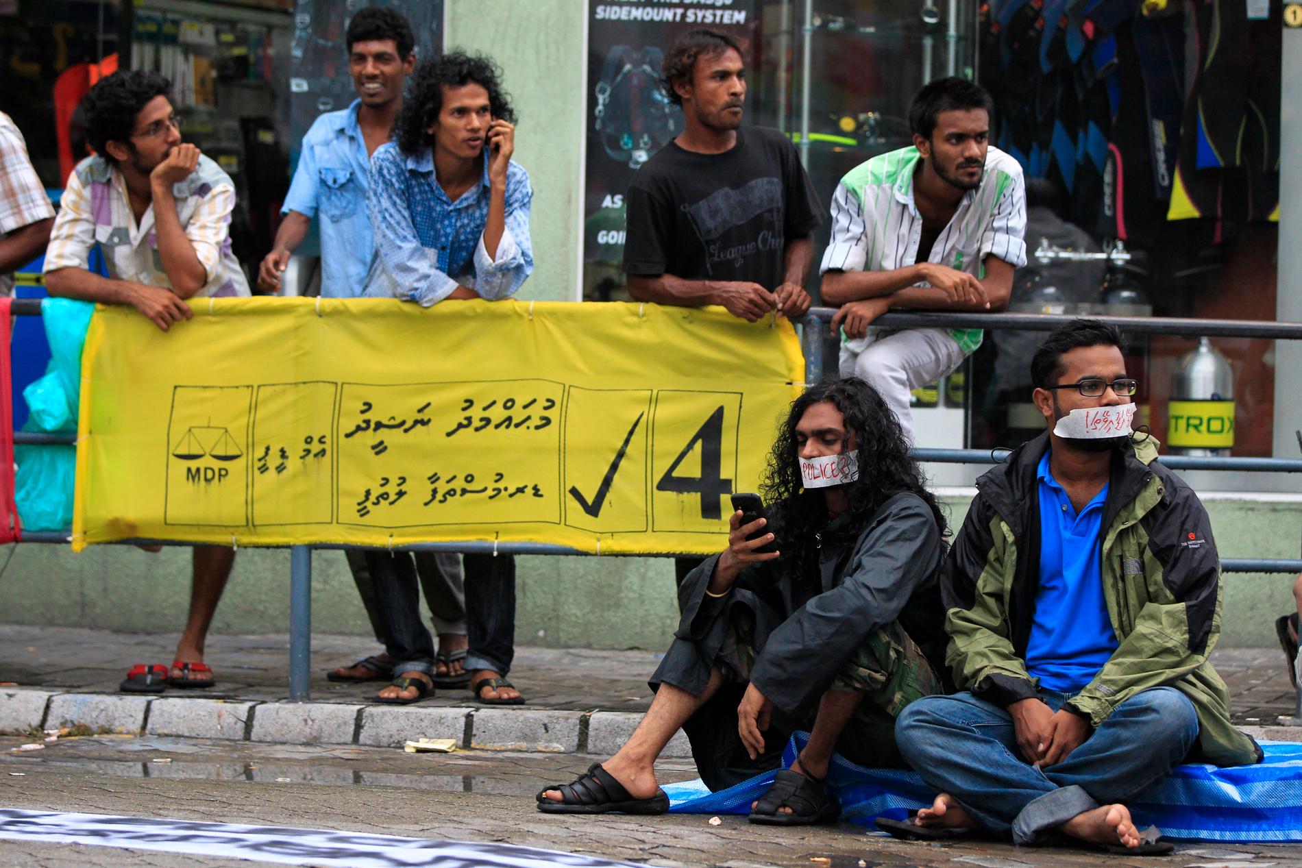 Demonstranter som stödjer före detta president Mohamed Nashid protesterar vid en valaffisch i Male, Maldiverna. Bilden är från 2013.