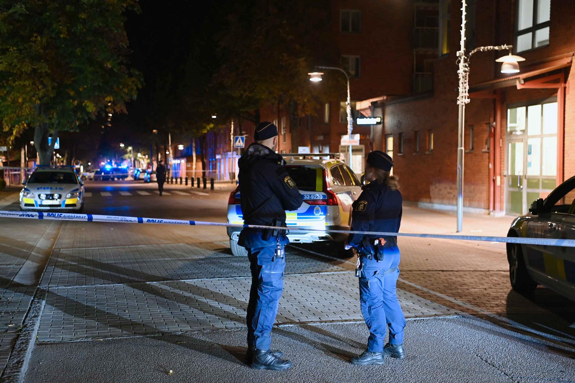 Polis på plats i Skarpnäck.