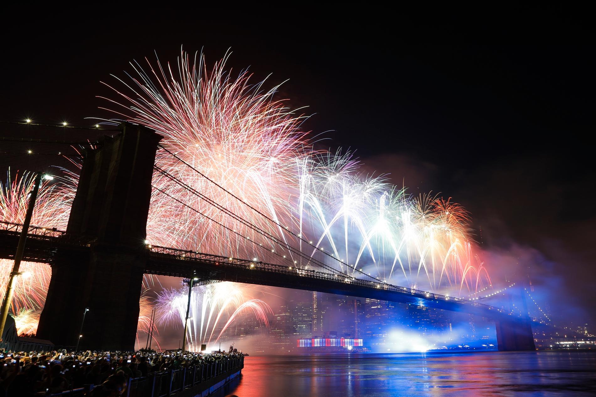 Fyrverkerier över Brooklynbron i New York under nationaldagsfirandet 2019.