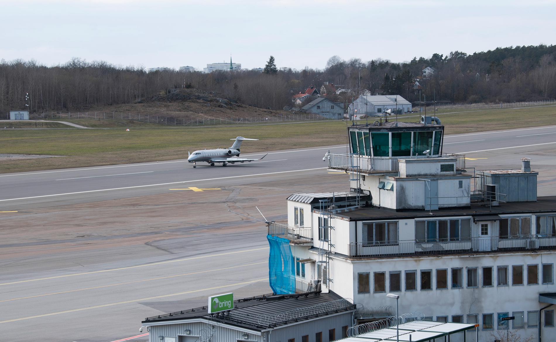 Riksdagen vill hejda regeringens plan för en snabbavveckling av Bromma flygplats. Arkivbild.