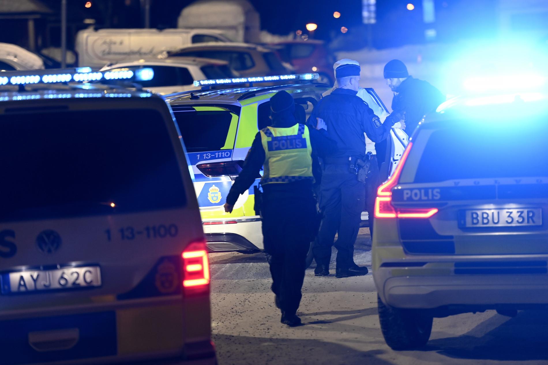 Bild från den stora polisräden i Sundsvall i januari i år. Vapen och narkotika togs i beslag och sju personer greps. 