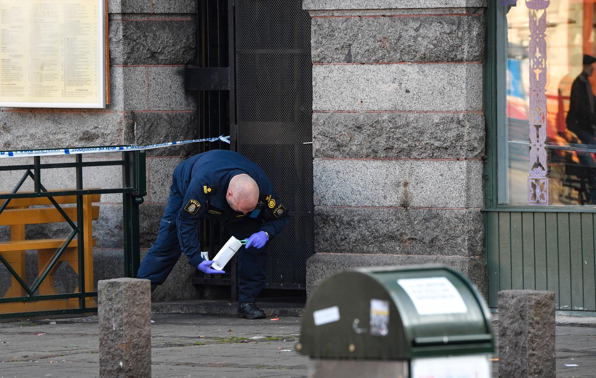 Polisens kriminaltekniker i arbete innanför avspärrningar på Möllevångstorget i Malmö efter en våldtäktsanmälan. Arkivbild.