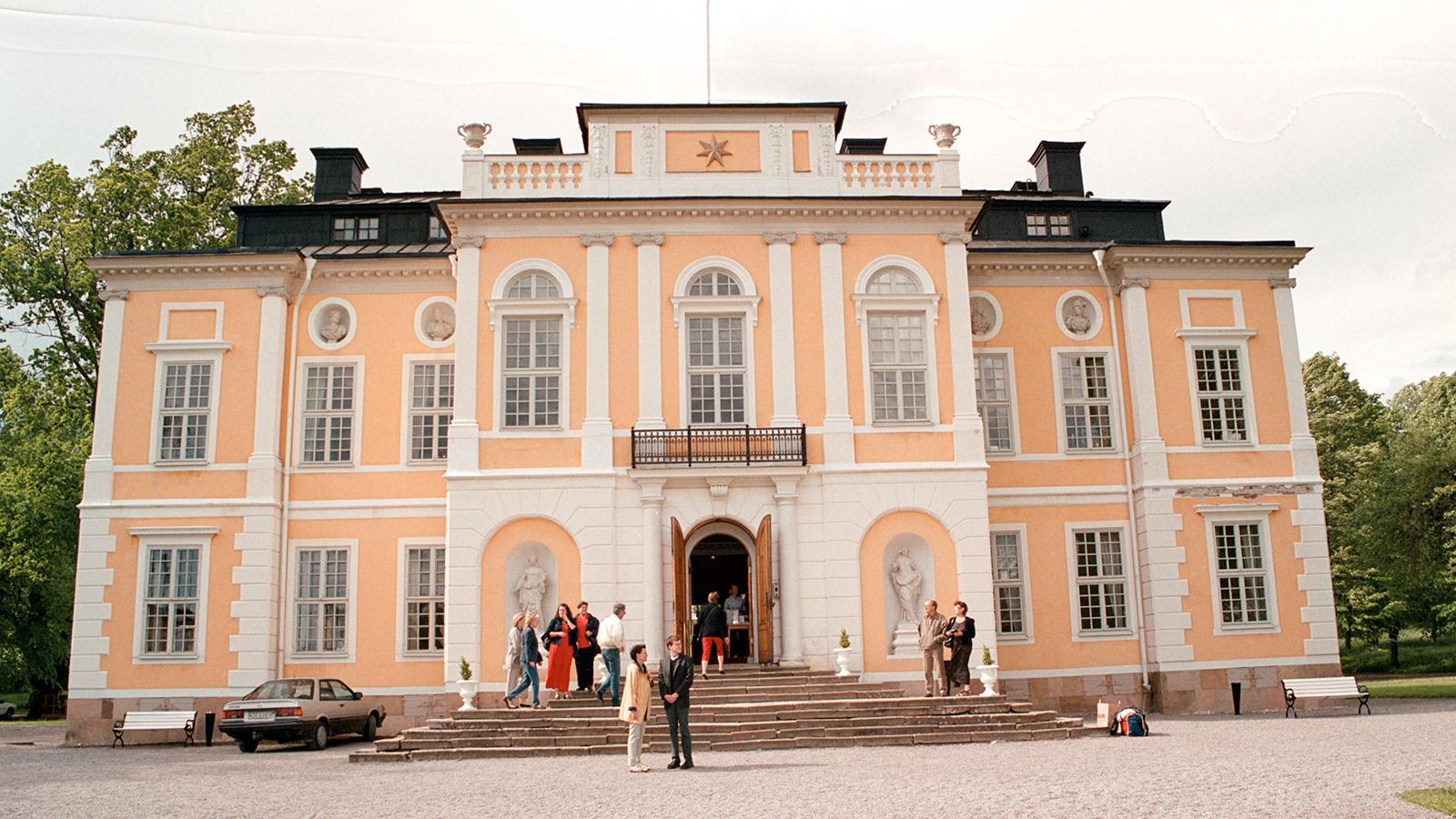 Nu blir Carola nästan granne med Steninge slott norr om Stockholm.