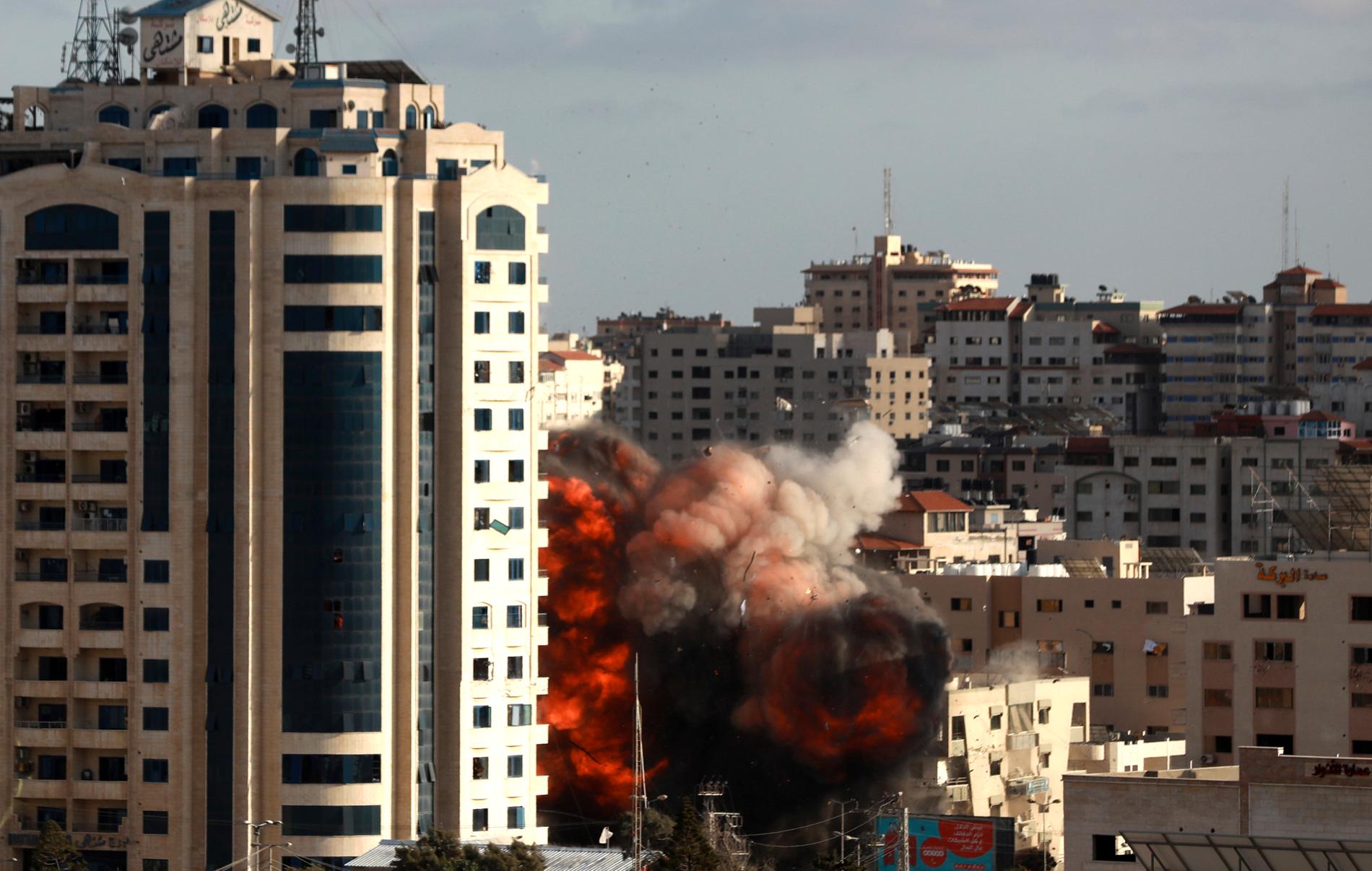 En byggnad i Gaza träffas av israeliskt bombanfall, 17 maj.