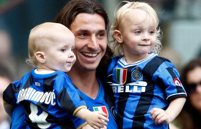 En härlig bild med barnen efter sista riktiga tävlingsmatchen i Inter och efter att ligaguldet åter bärgats.