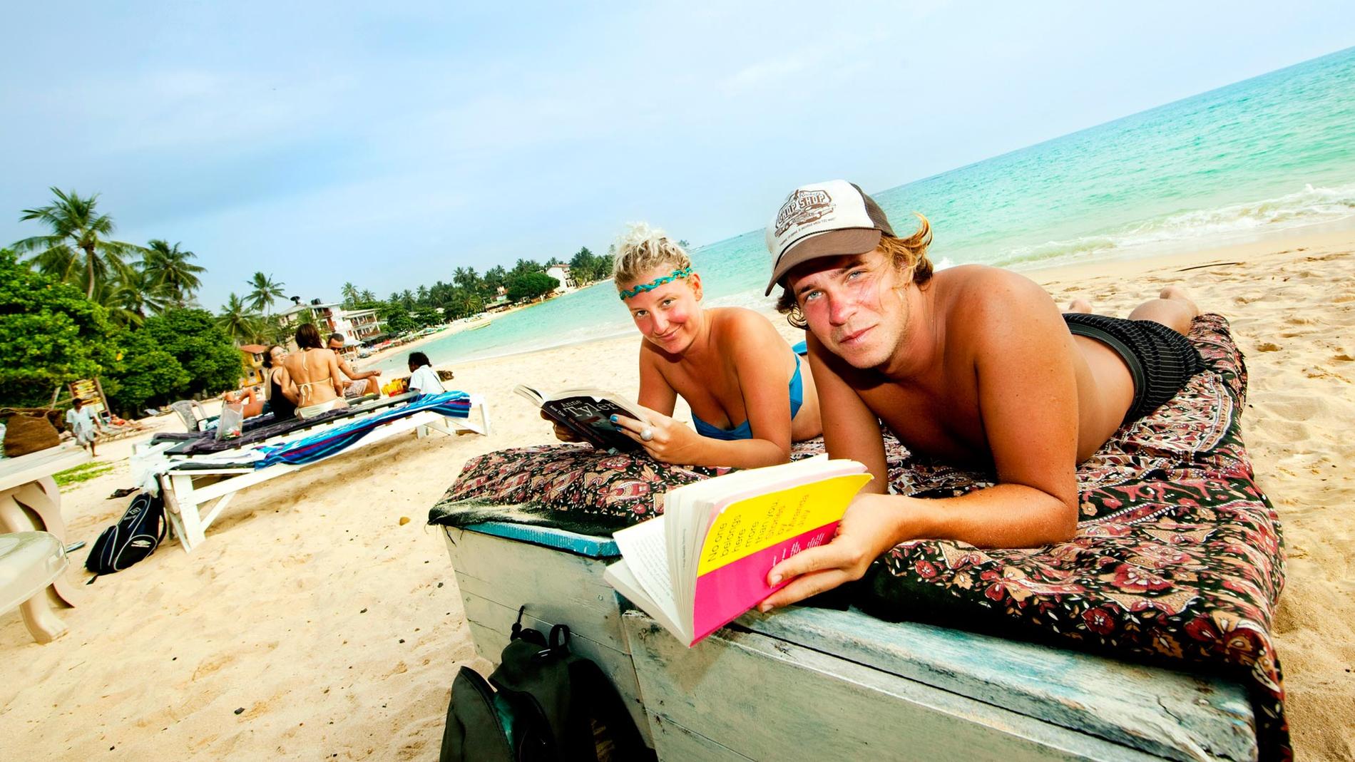 Diggy Hicks från London och pojkvännen Sander slappar på stranden i Unawatuna.