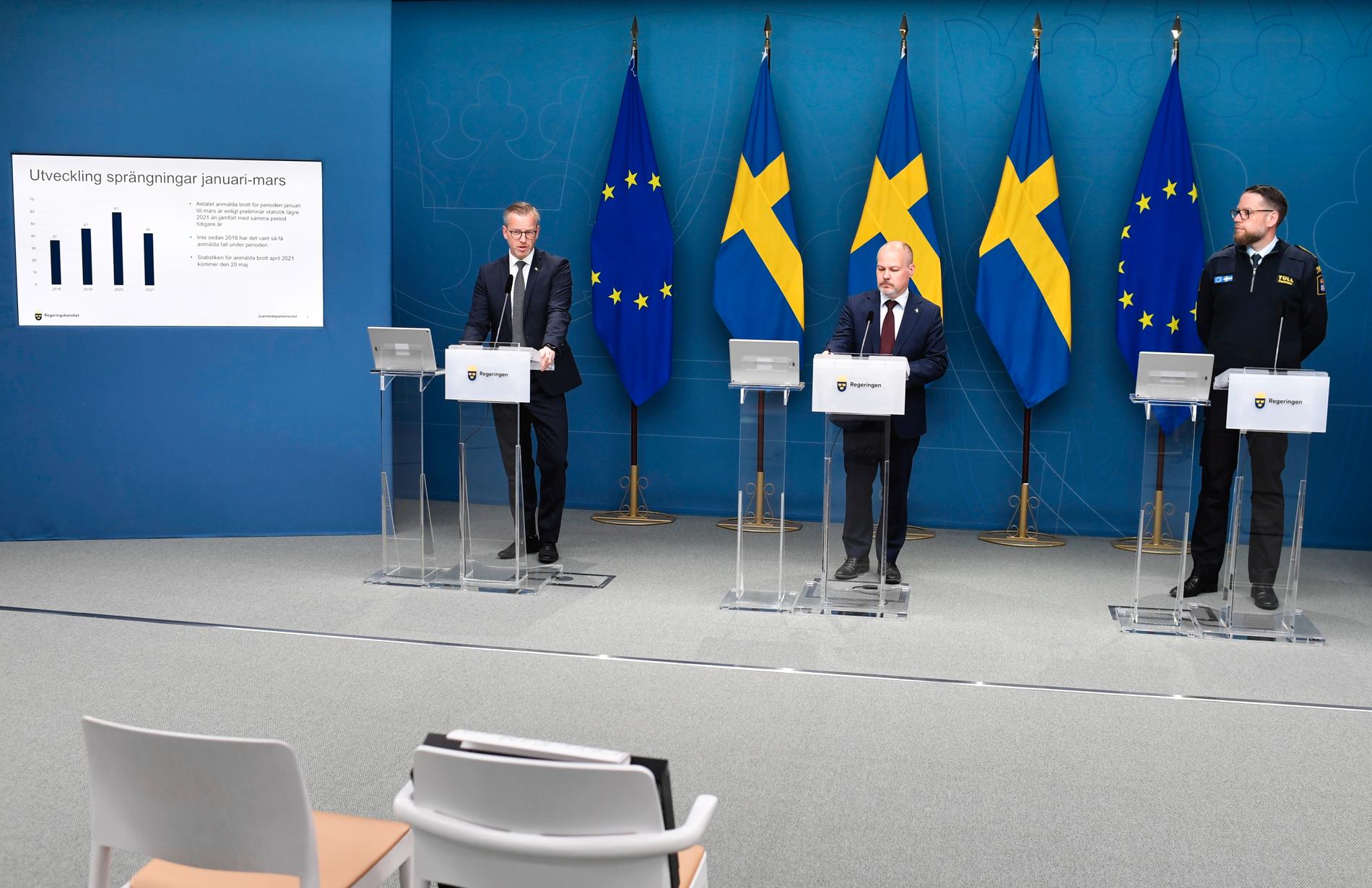 Inrikesminister Mikael Damberg (S), justitieminister Morgan Johansson (S) och Martin Petersson, chef för Tullverkets kontrollavdelning, vid pressträffen i Rosenbad.