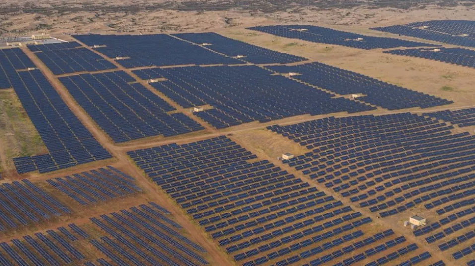 En stor solenergipark i Sahara.