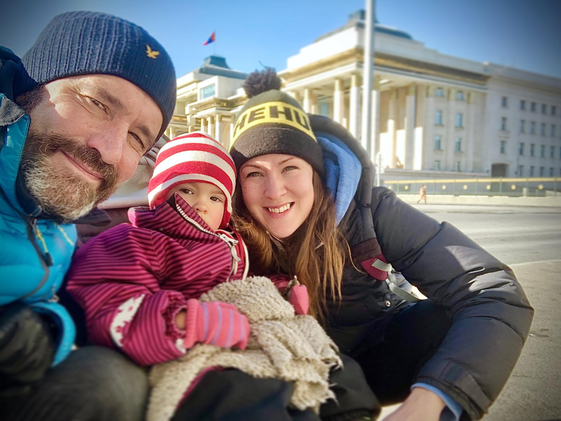 Chris Whitman, Mikaela Baggström och deras dotter Nikki stannade i Mongoliet längre än planerat. 