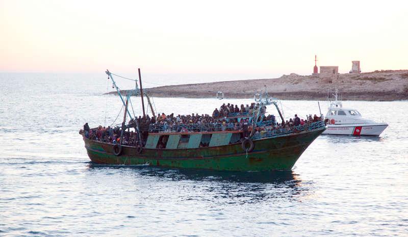 Förra året försökte 200 000 människor ta sig över Medelhavet. Människosmugglarna transporterar flyktingarna i överfulla, knappt sjödugliga fartyg.
