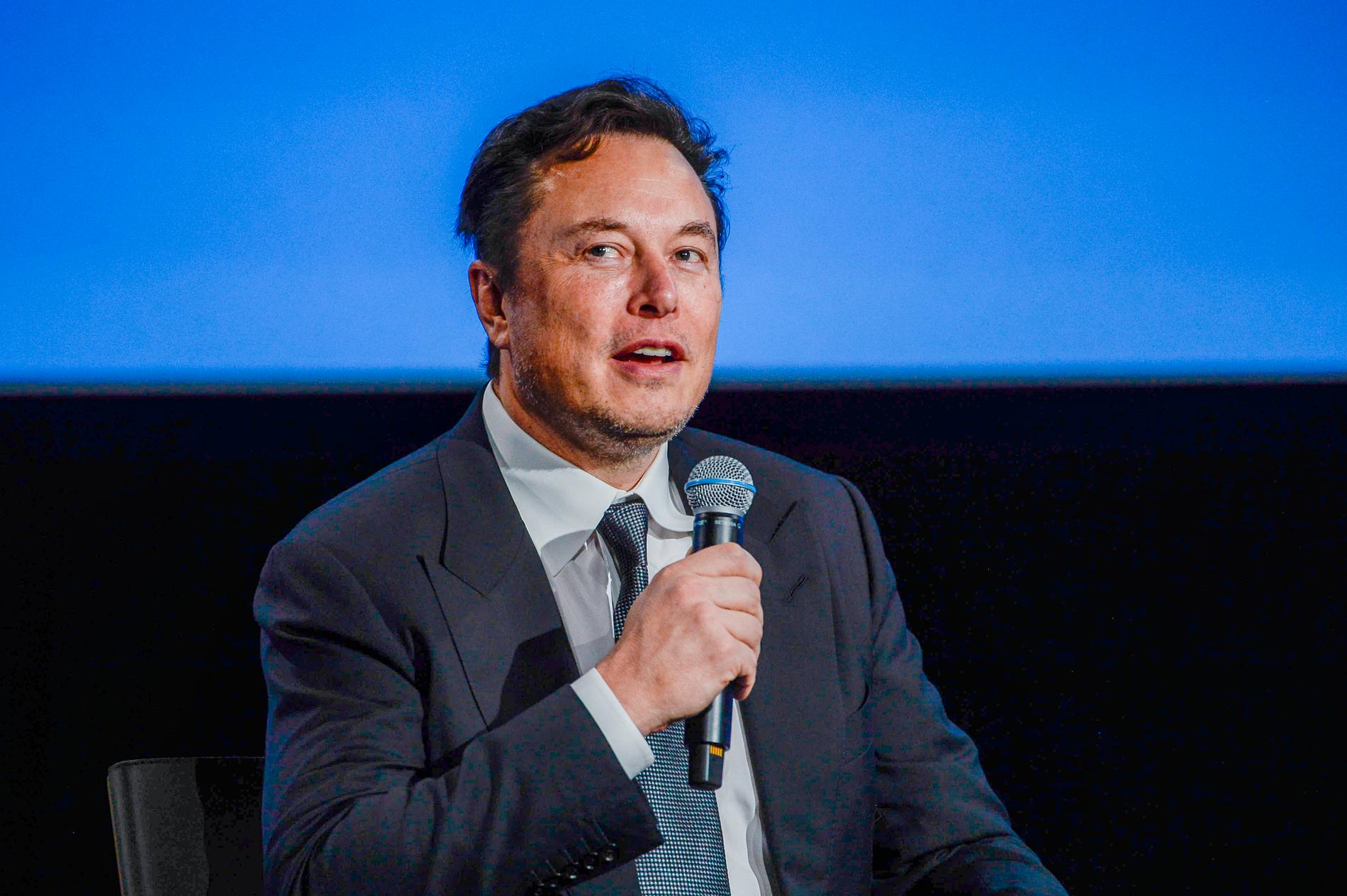 Elon Musk har blivit av med titeln ”världens rikaste” sedan han förlorat motsvarande 2 000 miljarder kronor under 2022.