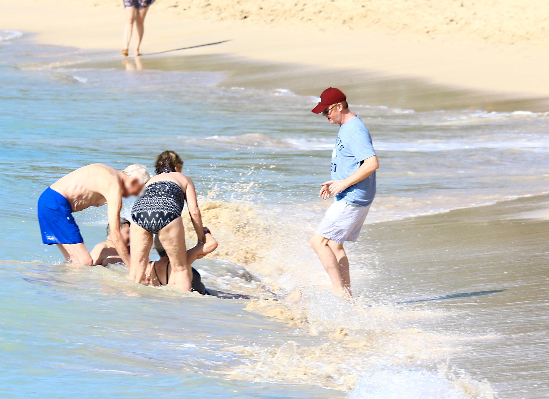 En äldre kvinna kastades hjälplöst omkring i vågorna intill stranden på Barbados och fick hjälp av ”Top Gear”-programledaren Chris Evans.