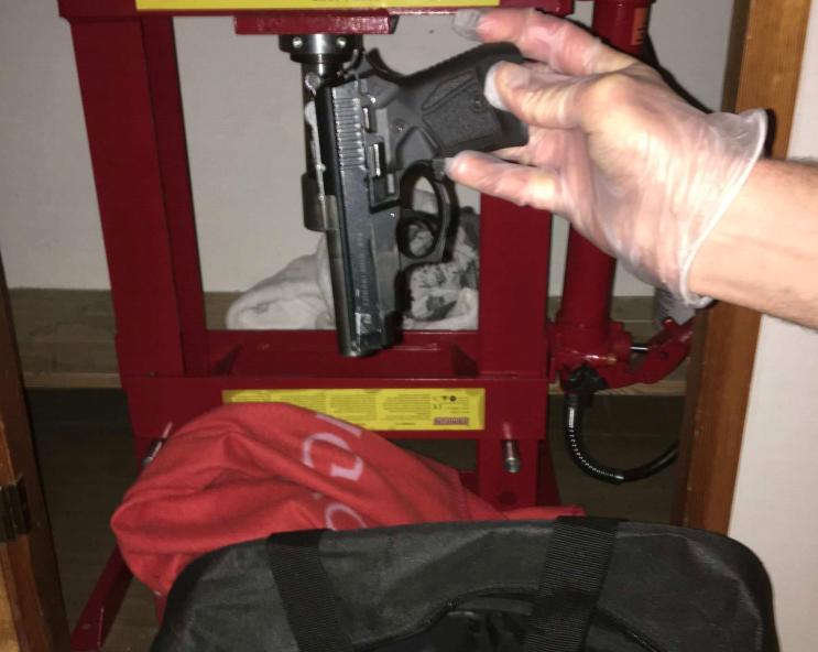 Ett av de två vapen som polisen hittade i en svart väska i lägenheten.