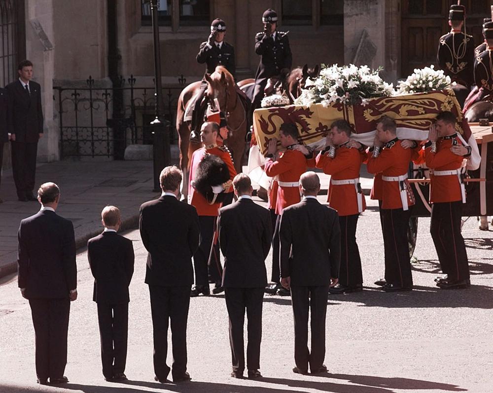 Diana begravdes den 6 september 1997. Nära en miljard människor följde begravningen på tv världen över.