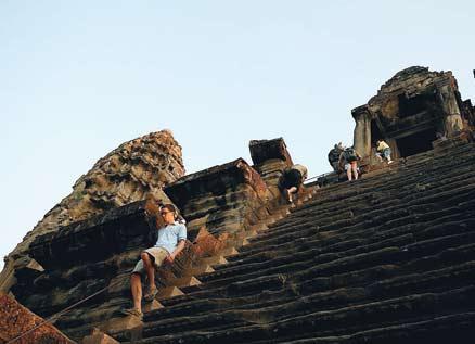 Trapporna till templet Angkor Wat går nästan rakt upp i luften och kräver en hel del av vandrarna. Klättringen är inte slut med trapporna, om man vill fortsätta upp i tornen.