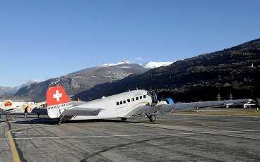 Alplandning Här landar journalisterna i Zermatt under sin "mutresa" i en Junkers Ju 52, ett flygplan som blev känt under andra världskriget.