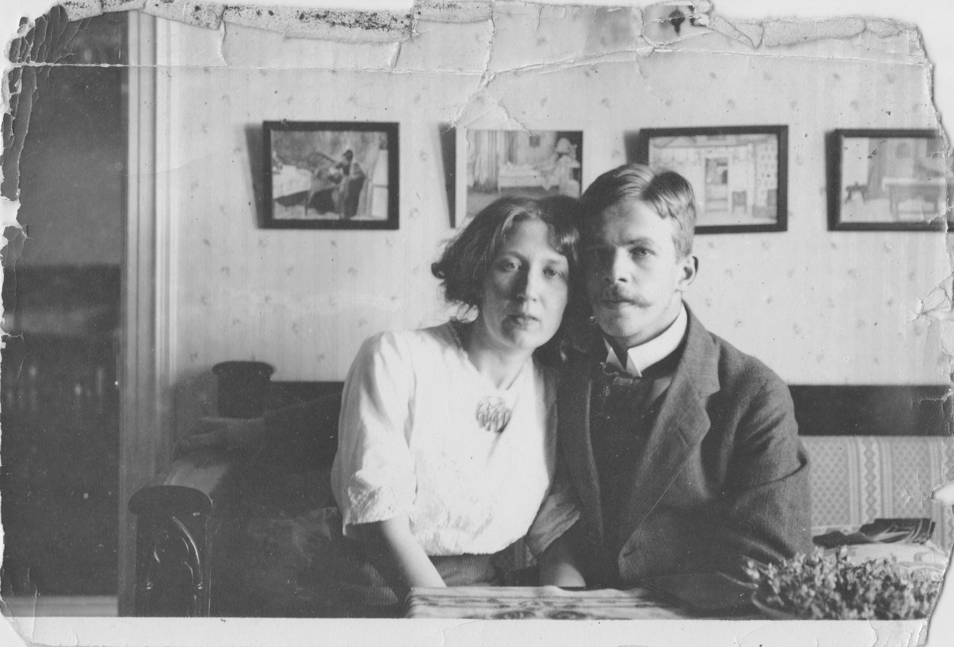 Karin och Sverker Ek som nyblivna (och utmattade) föräldrar, Göteborg 1910.