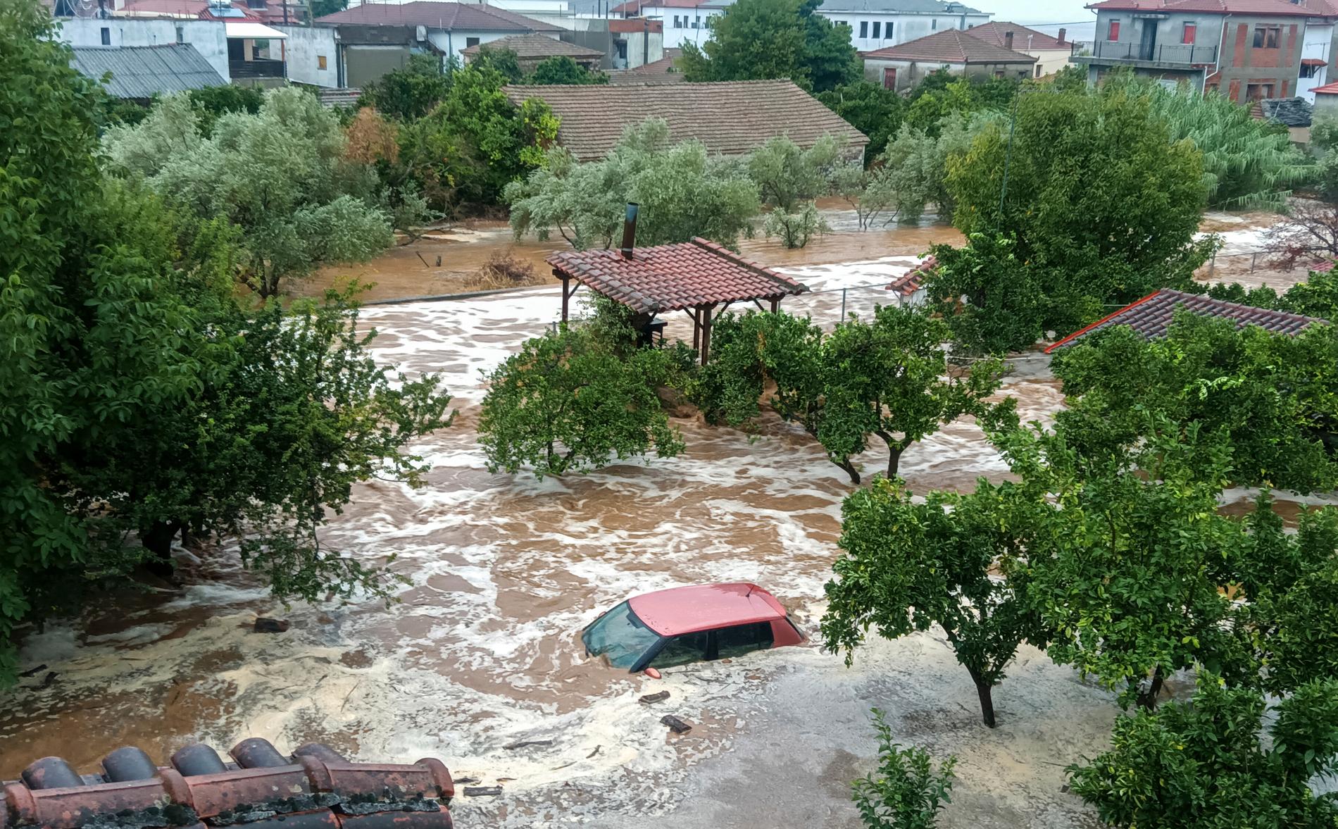 Vägarna har förvandlats till översvämmade strömmar. Här i byn Milina i Pilionregionen.