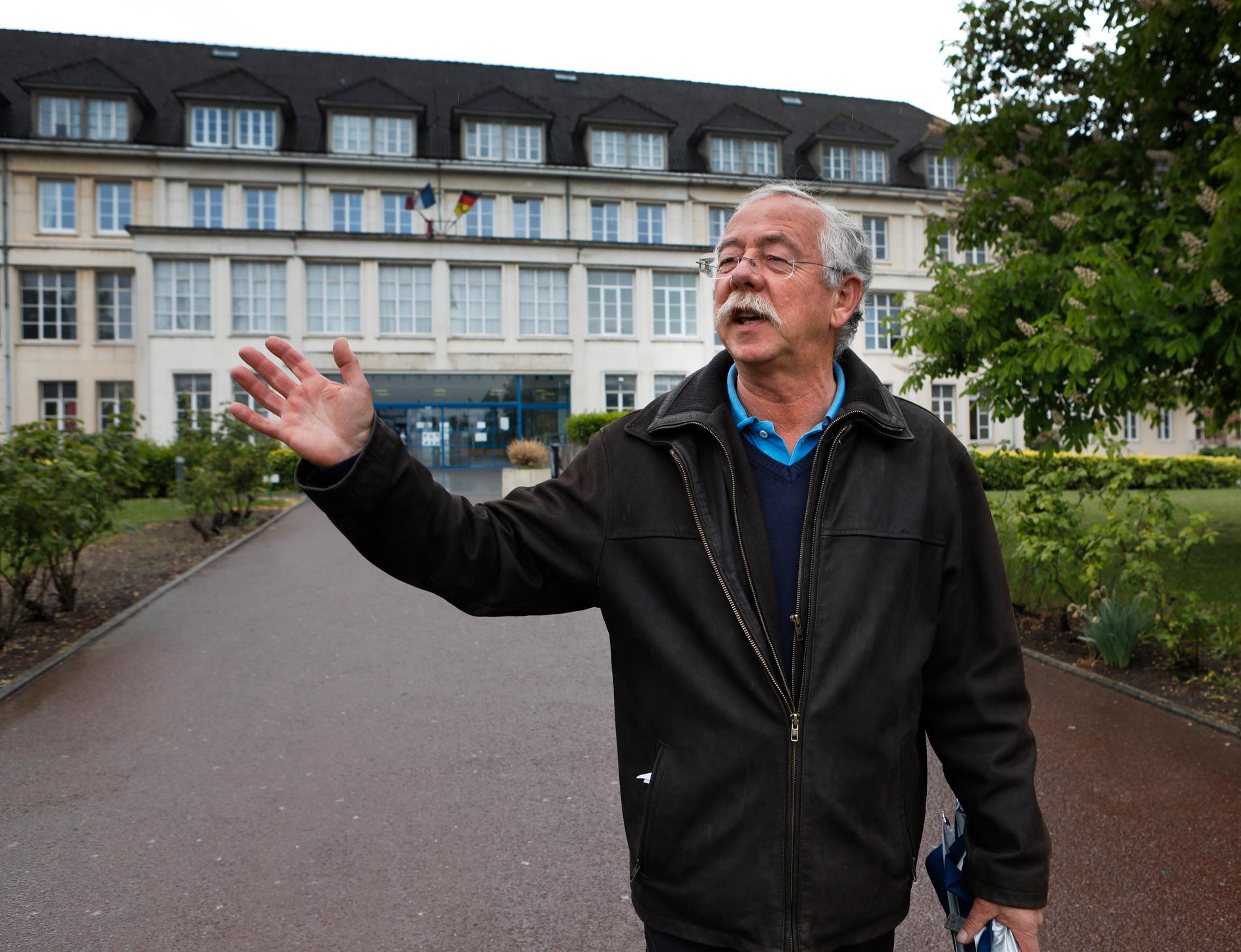 Histora- och geografilärare De Bretagne visar runt på elitskolan där Macron gick.