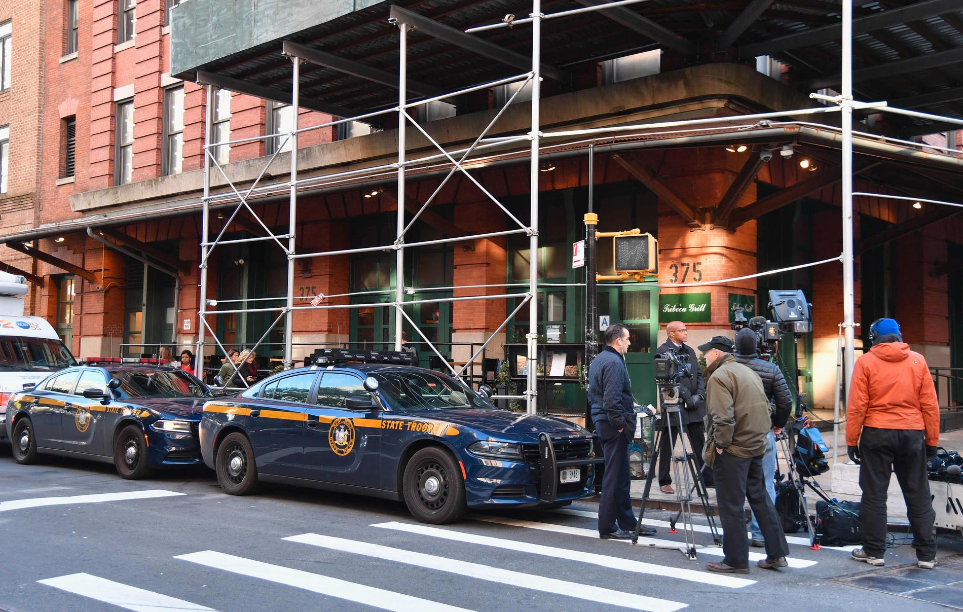 New York-polisen utanför Robert De Niros restaurang i Tribeca i New York idag. 