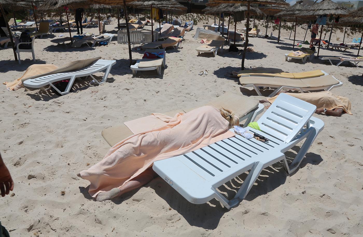 TUNISIEN Turister på stranden sköts ner av en gärningsman som gömt sitt vapen i ett parasoll.