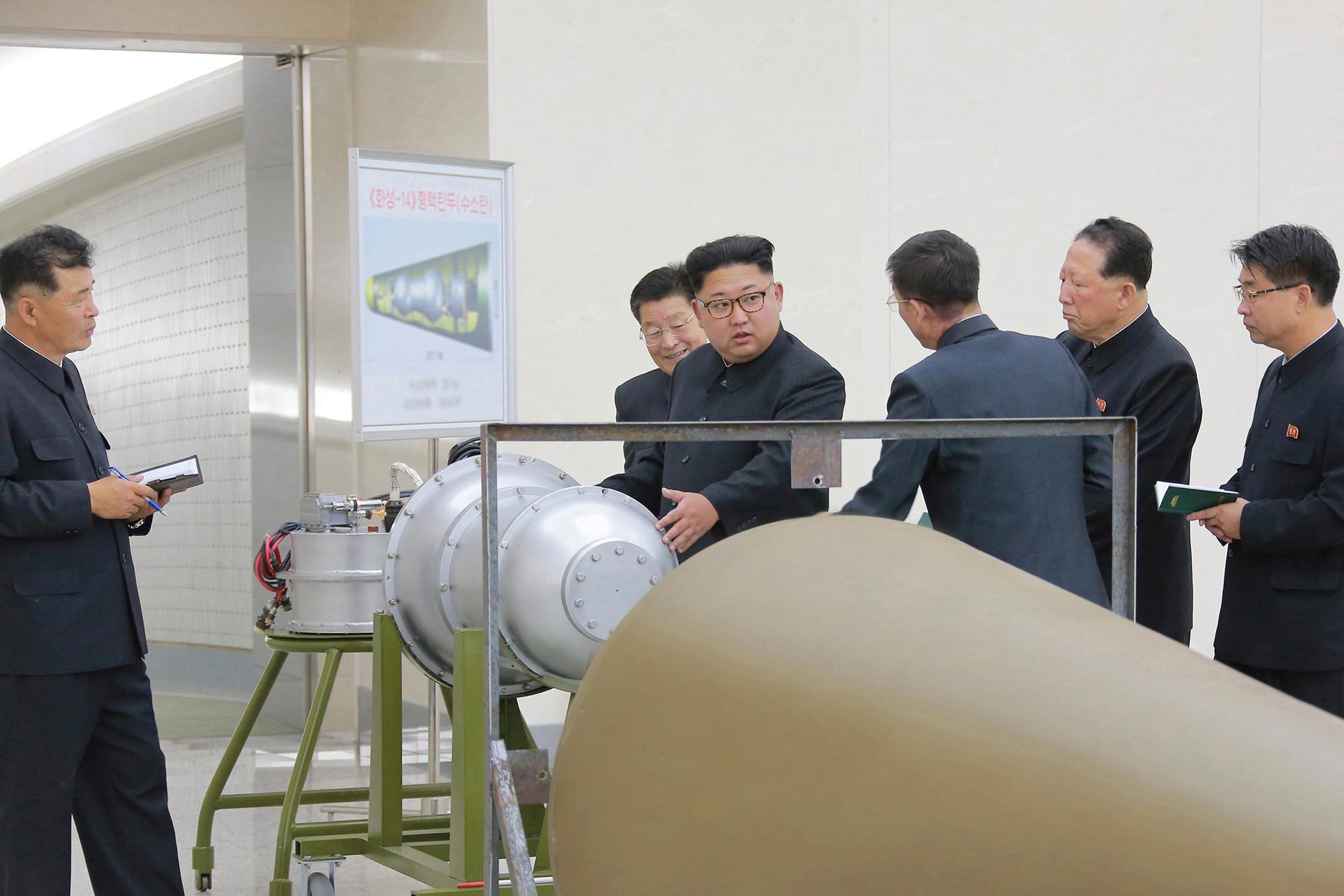 Kim inspekterar bomben.