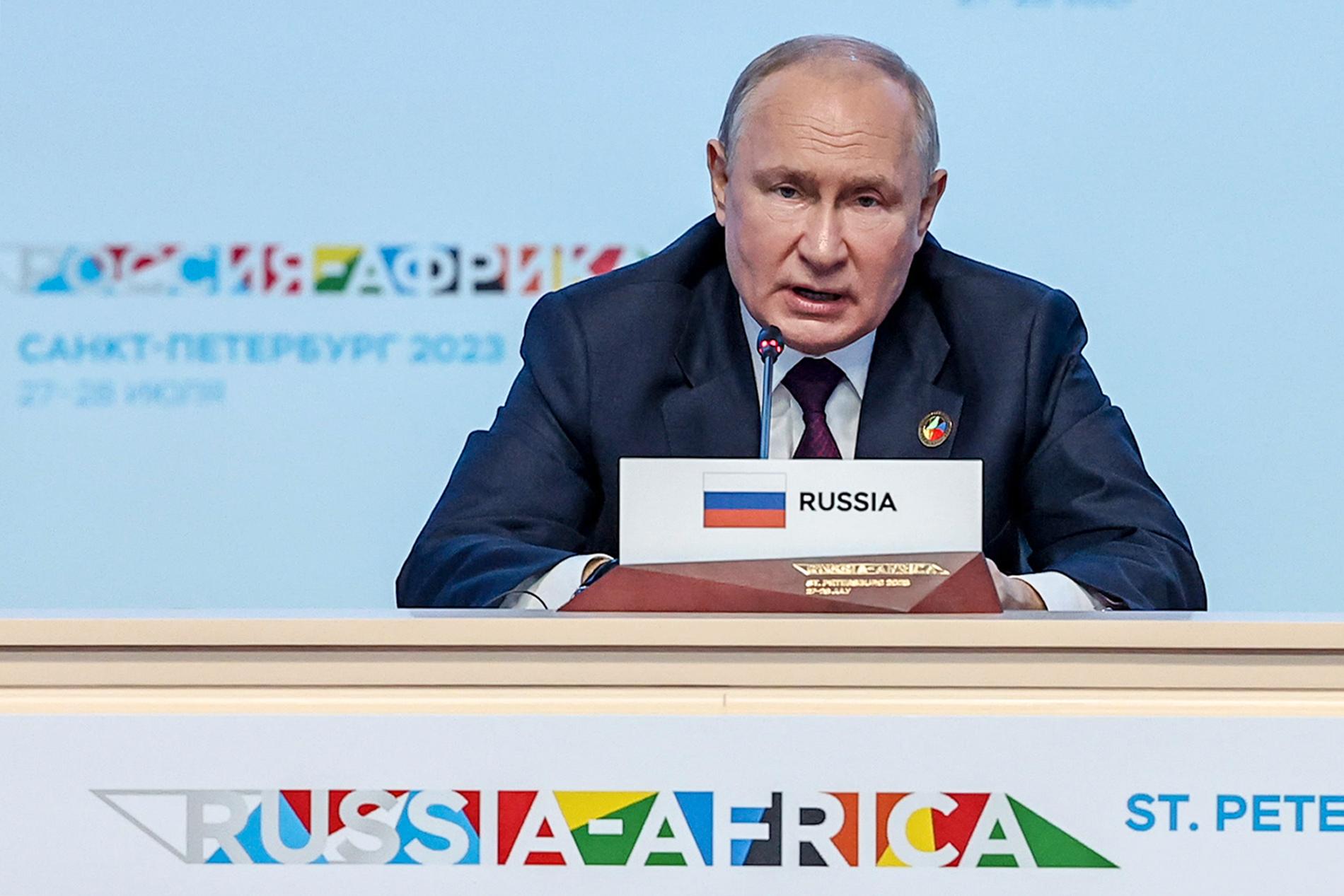 Rysslands president Vladimir Putin under ett tal tidigare i dag vid toppmötet Africa Summit i S:t Petersburg. 
