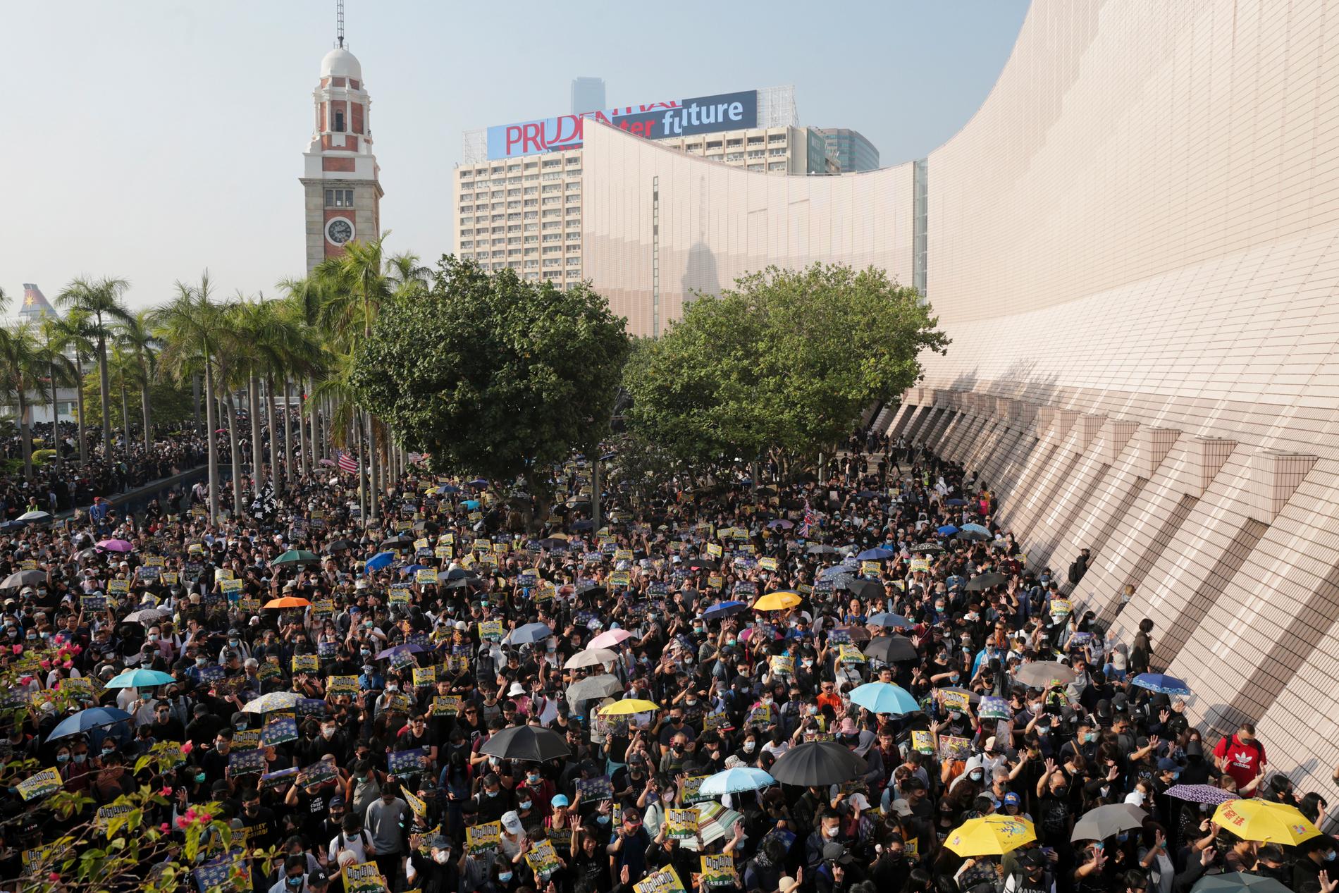 Demokratiaktivister samlas i Hongkong under söndagen.