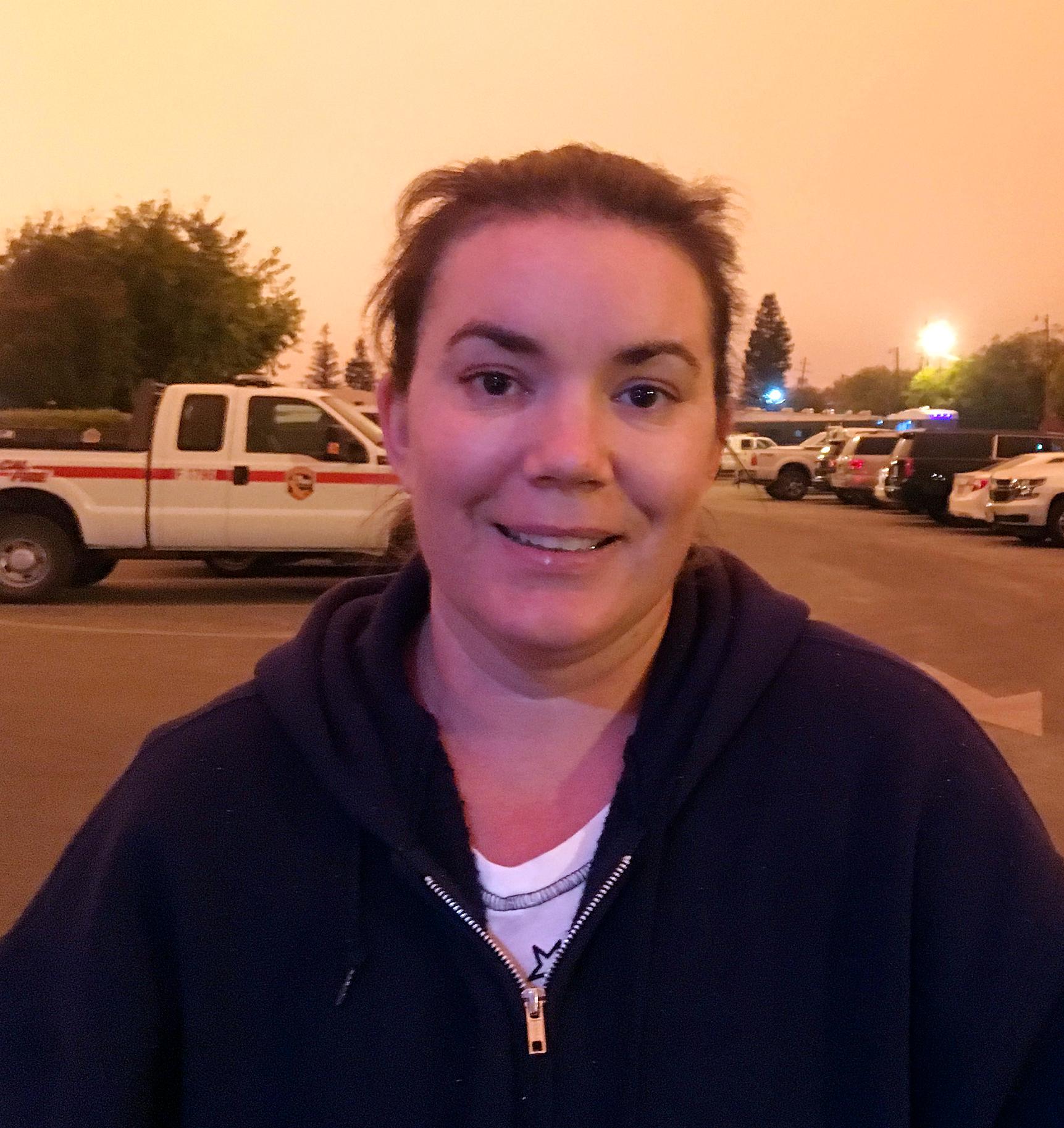 Sjuksköterskan Nichole Jolly övergav sitt hem, famlade genom askan och lågorna, räddades av en brandbil – och åkte till sjukhuset och jobbade.
